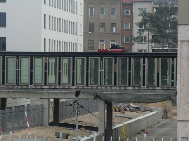 Hausverbindungsbrücke im Nordhof des BND Komplexes