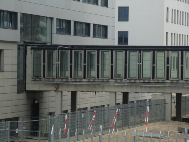 Hausverbindungsbrücke im Nordhof des BND Komplexes