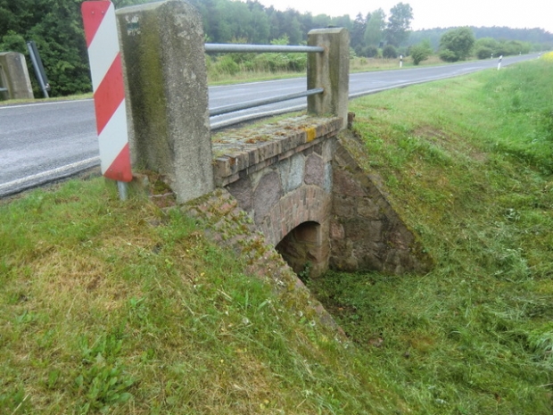 K6933 Borner Straßenbrücke / Graben