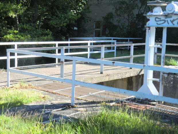 Fußwegbrücke an Staustufe in Göttin / Plane