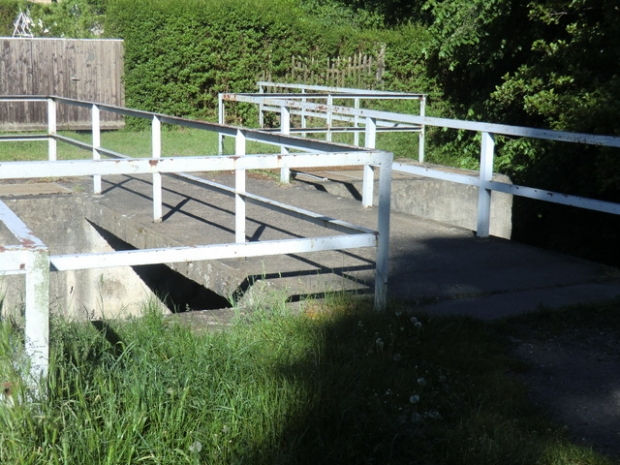 Fußwegbrücke an Staustufe in Göttin / Plane