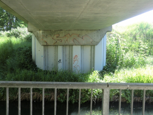 Fußwegbrücke am A 2 nördl. Autobahnrand / Plane