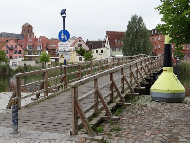 Fußwegbrücke zum Museum Wolgast / Peene