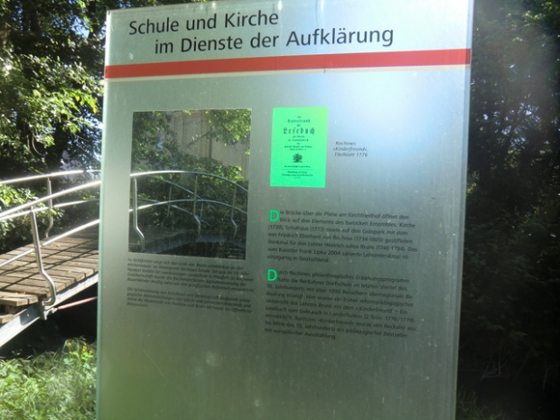 Fußwegbrücke bei der Kirche / Plane