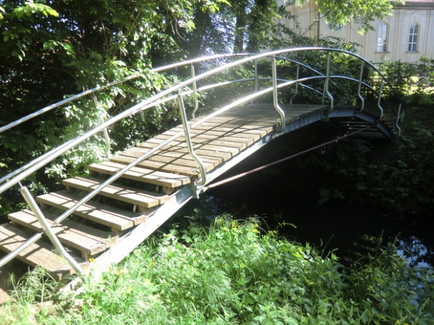 Fußwegbrücke bei der Kirche / Plane