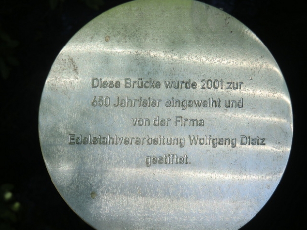 Fußwegbrücke bei der Kirche / Plane