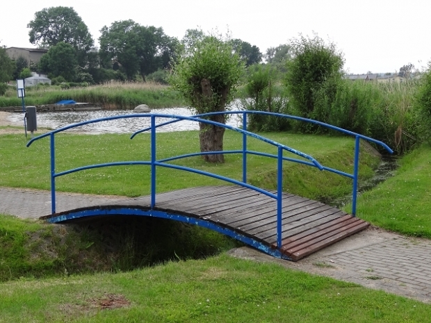 Fußwegbrücke / Graben zum Achterwasser in der Peene