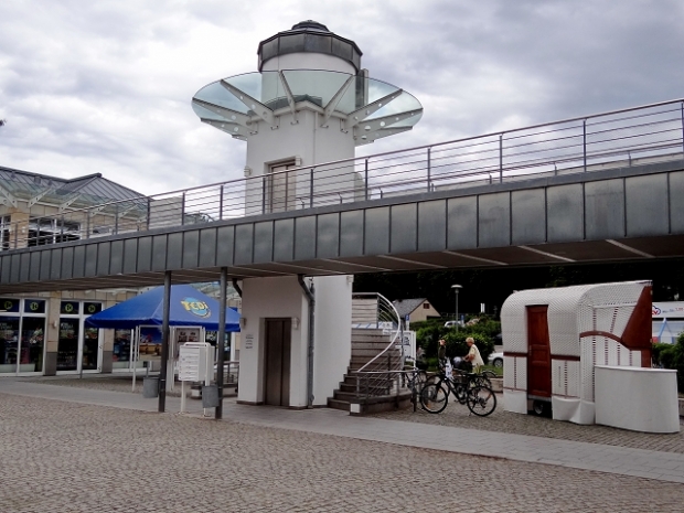 Große Gebäudeverbindungsbrücke beim Seepark