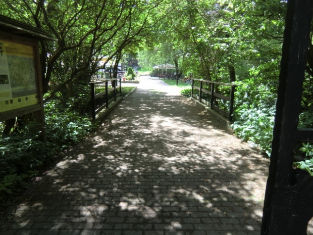 Grundstückszugangsbrücke zum Restaurant / Springbach