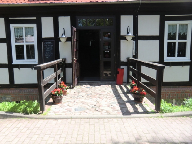 Restauranteingangsbrücke / Kellerlichthals