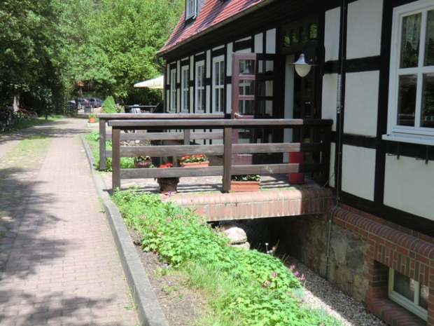 Restauranteingangsbrücke / Kellerlichthals