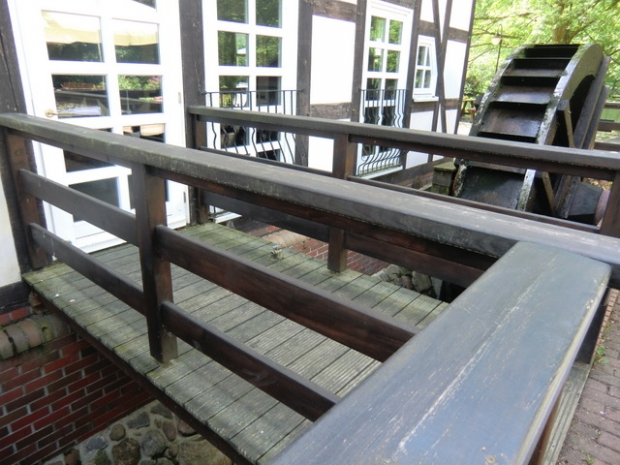 1. Hauszugangsbrücke / Teichabfluß