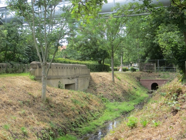 Heizleitungsbrücke / Entwässerungsgraben , im oberen Bildteil