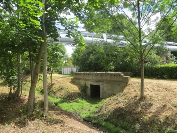 Heizleitungsbrücke / Entwässerungsgraben , im oberen Bildteil