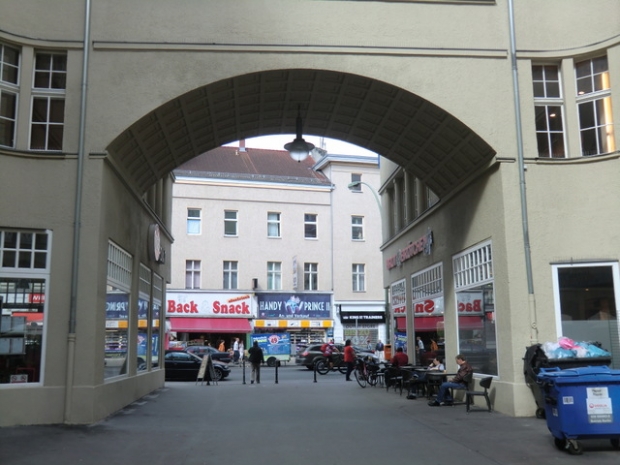 Fußwegbrücke Neuköllner Oper / Passage