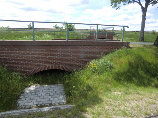 ehem. EÜ Strecke Bad Belzig - Treuenbrietzen / Stauwasserdurchlaß, auf dem Bild entfernt