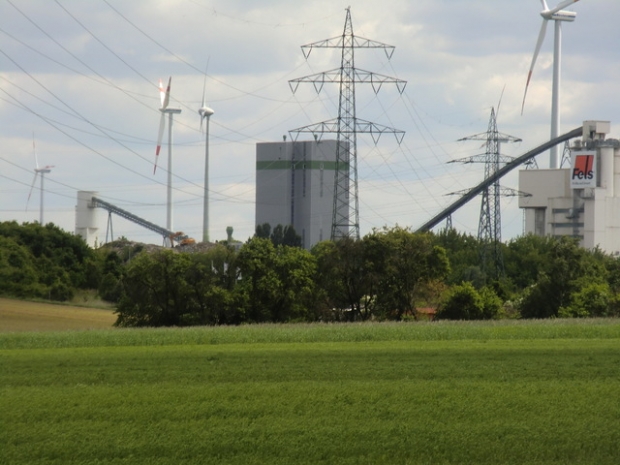 Östliche Förderbrücke / Industriegelände, links im Bild