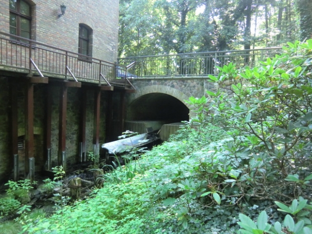 Fußwegbrücke am Haus der Bäkemühle / Bäke, links im Bild