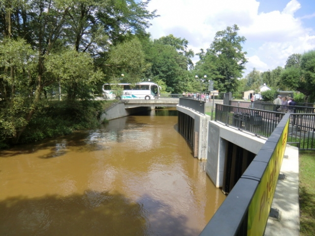 Wehrinselstraßenbrücke / Mühlgraben, im Bildhintergrund