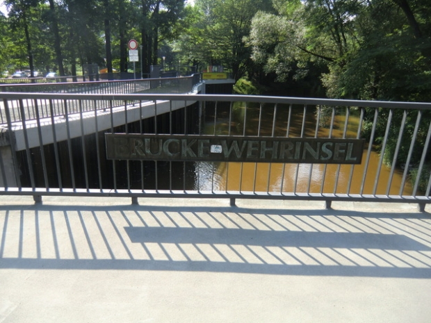 Witschaftswegbrücke zum Ostdeutschen Rosengarten / Wehrgraben,links im Bild