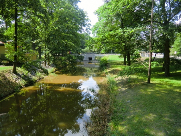 Witschaftswegbrücke zum Ostdeutschen Rosengarten / Wehrgraben