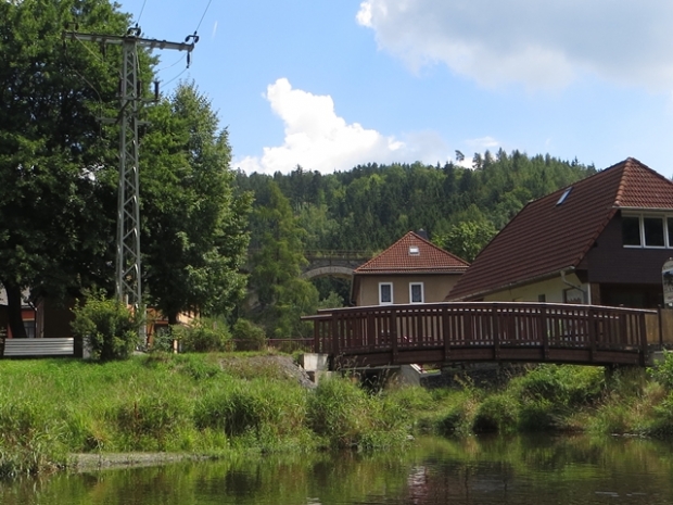Fußwegbrücke / Plothenbach
