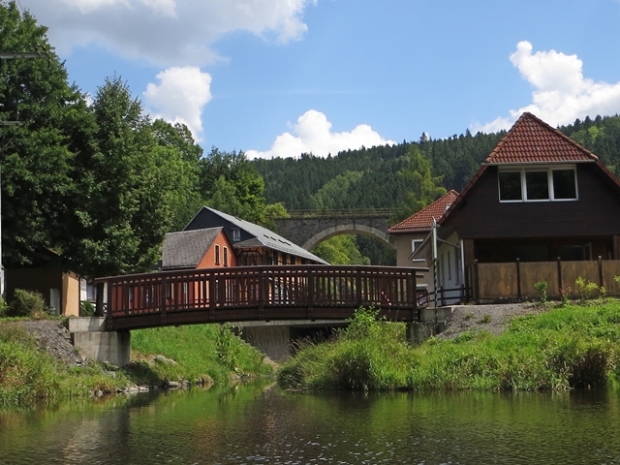 L 1102 Schleizer Straßenbrücke / Plothenbach, im hinteren unteren Bildabschnitt