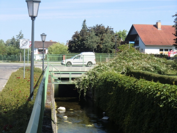 B 109 Neustadt Bundesstraßen- und Parkplatzbrücke / Ucker , im Bildhintergrund