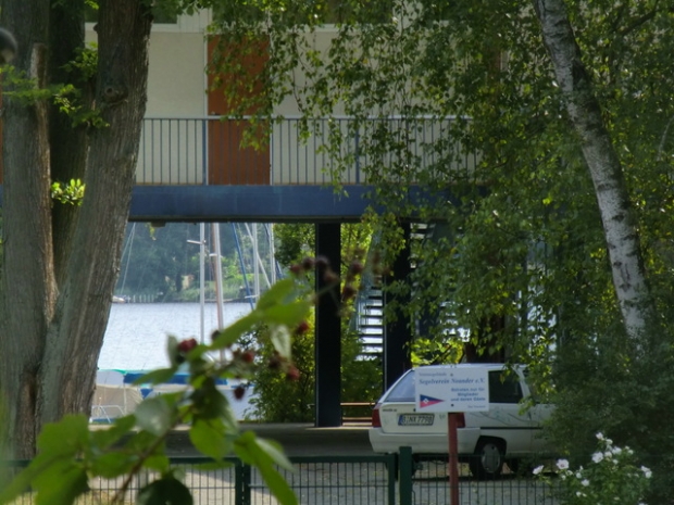 Fußweg - Hausbrücke / Durchgang zum Sporthafen