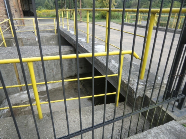 Fahrwegbrücke zum Energiegewinnungshaus / Mysla Nebendurchlauf