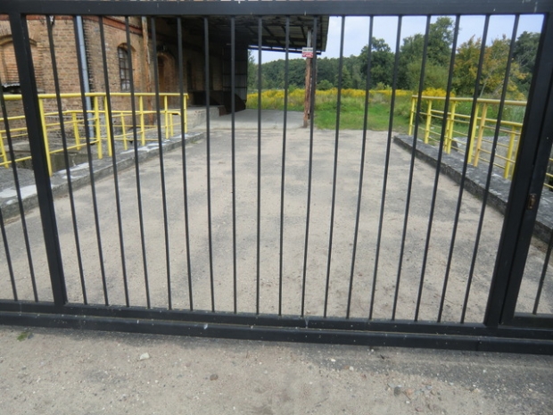 Fahrwegbrücke zum Energiegewinnungshaus / Mysla Nebendurchlauf