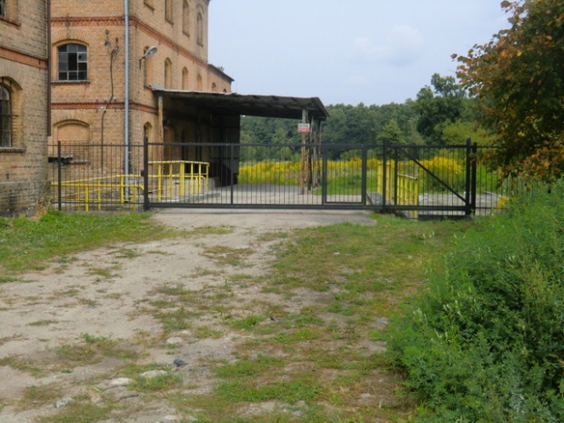 Fahrwegbrücke zum Energiegewinnungshaus / Mysla Nebendurchlauf, links hinten im Bild
