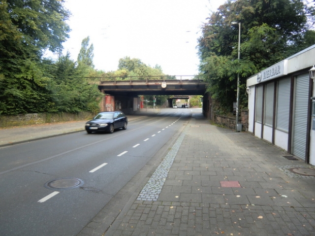 EÜ Strecke Südwestseite des Bf. Uelzen / Bahnhofstraße, im Bildhintergrund