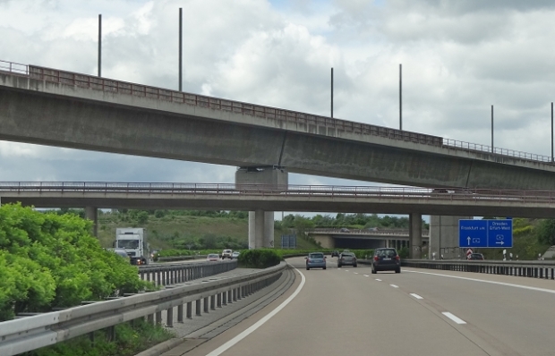 K 20 Kreisstraßenbrücke / A 71 Autobahn Sangerhausen - Würzburg , mittlere Brücke