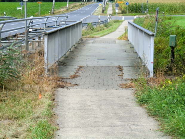 Radwegbrücke neben der L 254 Landstraßenbrücke / Röbbelbach