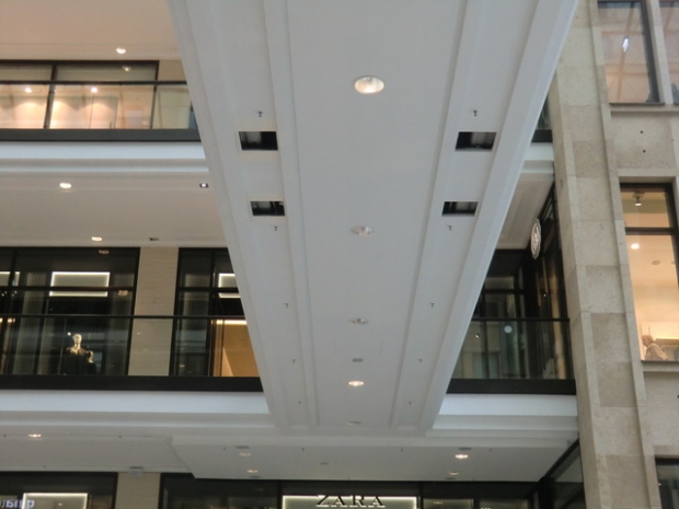 Fußwegbrücke Süd unten / Warenhausdurchgang am Leipziger Platz