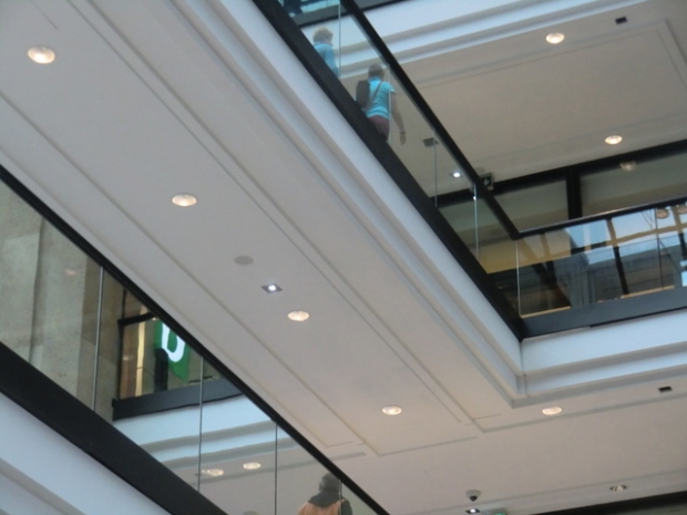 Fußwegbrücke Süd unten / Warenhausdurchgang am Leipziger Platz