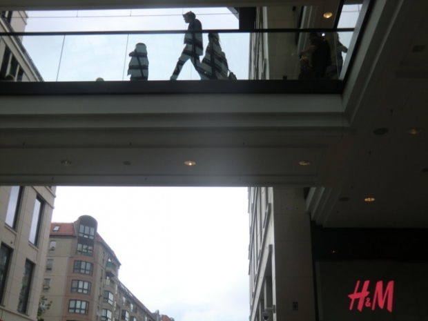 Fußwegbrücke Nord unten / Warenhausdurchgang am Leipziger Platz , im Bildhintergrund unten