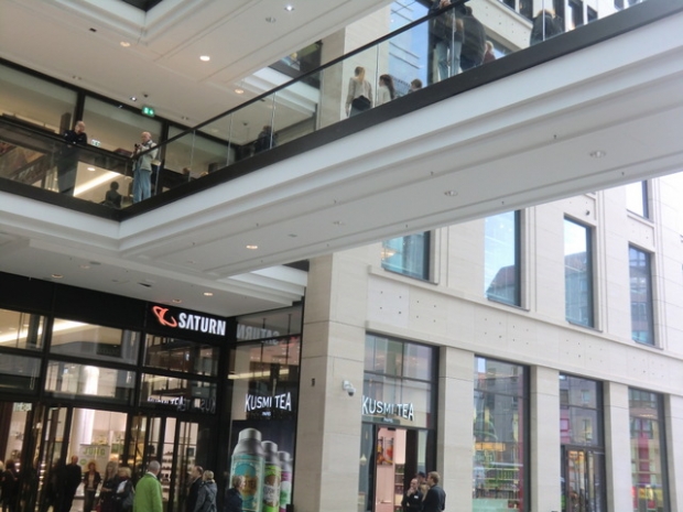 Fußwegbrücke Nord unten / Warenhausdurchgang am Leipziger Platz