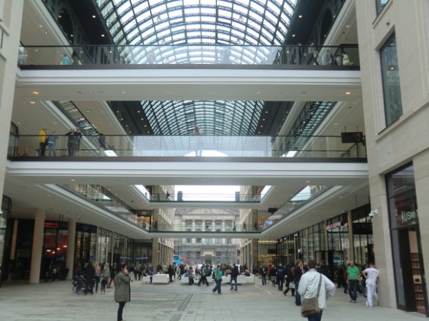 Fußwegbrücke Nord unten / Warenhausdurchgang am Leipziger Platz, im Bildvordergrund unten
