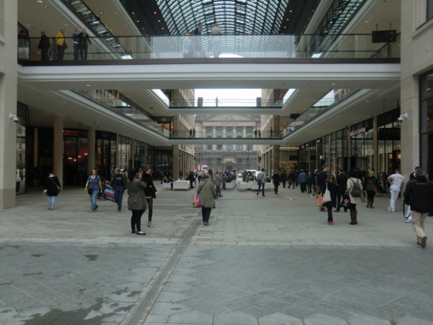 Fußwegbrücke Nord unten / Warenhausdurchgang am Leipziger Platz im Bildvordergrund unten