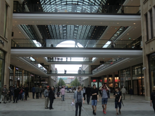 Fußwegbrücke Nord oben / Warenhausdurchgang am Leipziger Platz, im Bildhintergrund oben