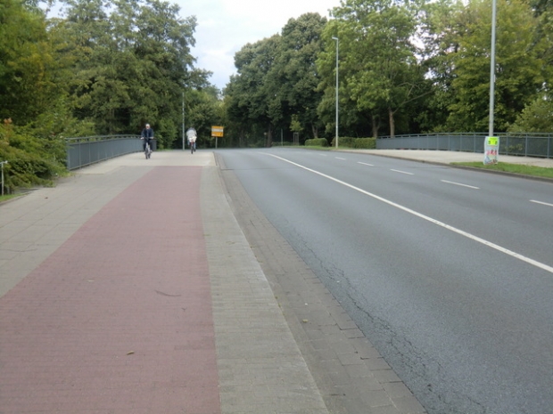Willy Brandt Straßenbrücke ( Stadtring ) / Ilmenau und 2 Uferbegleitwege