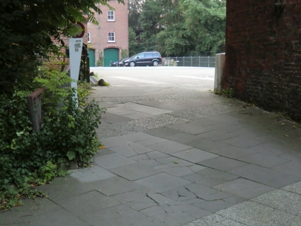 Parkplatzbrücke am neuen Wasserturm / Ilmenau , im Bildvordergrund