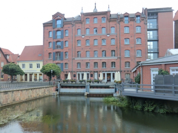 Fußwegbrücken in 5 Etagen / Fußwege, rechts im Bild