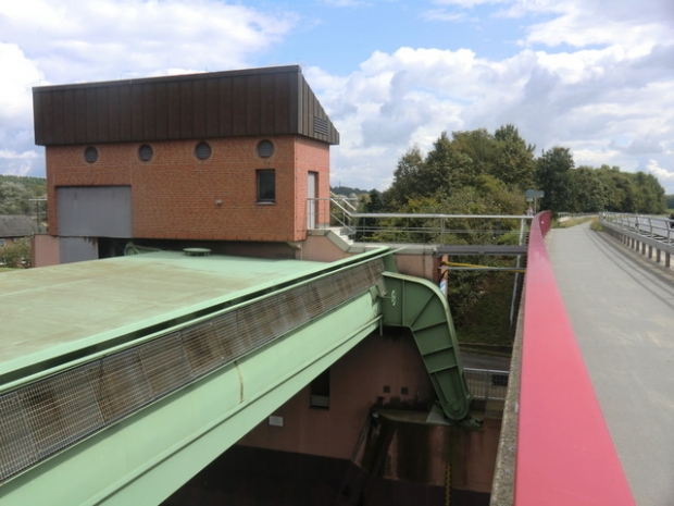 B 209 Bundesstraßenbrücke / Elbe - Seitenkanal, rechts im Bildl