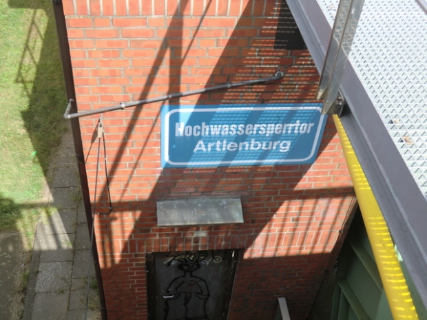 Westliche Fußwegbrücke zw. B 209 und Sperrwerk / Elbe - Seitenkanal, rechts im Bild