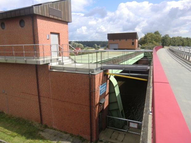Westliche Fußwegbrücke zw. B 209 und Sperrwerk / Elbe - Seitenkanal, im Bildvordergrund