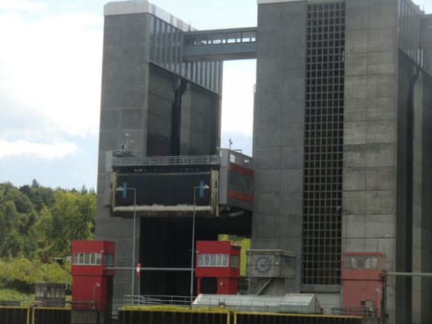 Arbeitswegbrücke NO am Schiffshebewerk Scharnebeck, im Bild oben