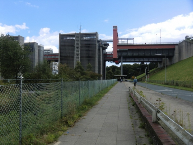 Westliche Trogbrücke des oberen Elbe- Seitenkanals / K 30 Abendorfer Straße, im Bildvordergrund